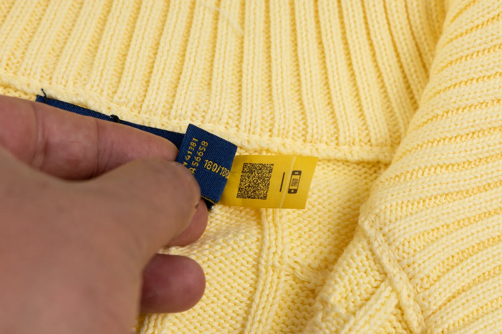 P236 #R92 RALPH LAUREN Ralph Lauren fifteen colors classic small label embroidery logo turtleneck pullover half-zip knitted cable sweater with high-density LOGO embroidery on the chest and original customized tag accessories. Made of pure cotton yarn, pure cotton is skin-friendly and comfortable, small label war horse embroidered twist turtleneck sweater 🐎 high quality, follow the blogger to learn how to wear it! Let’s buy a Ralph Lauren cable sweater. It’s a super hard-to-find series after it became popular. It’s hard to find one on the official website. It’s simple and practical to wear, with a lazy and loose feel. The thickened fabric has more texture, feels soft and delicate, and has a loose fit. Whether worn alone or layered, you can wear different styles of fashion with just one piece!   Size：XS S M L